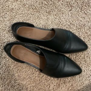 Universal Thread Cut-out Almond Toe Flat Sz. 10